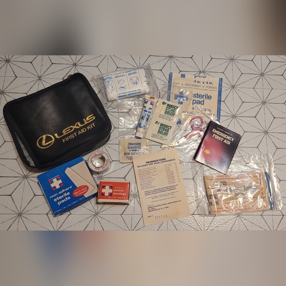 Lexus. First aid kit. Bag with contents. - Picture 1 of 11